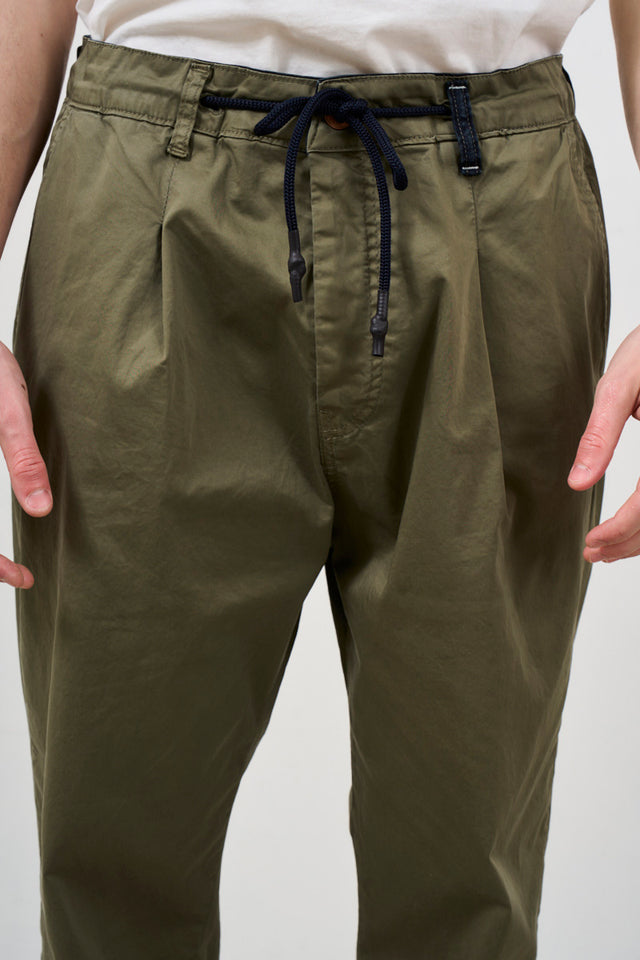 Pantalone uomo verde militare in popeline con coulisse