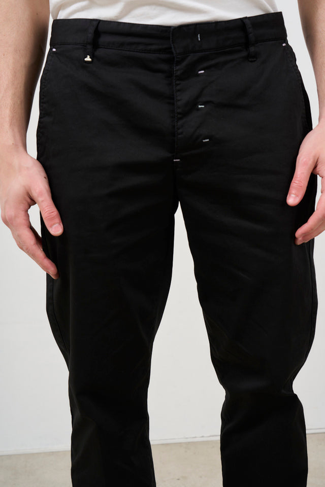 Pantalone uomo cropped con pinces nero