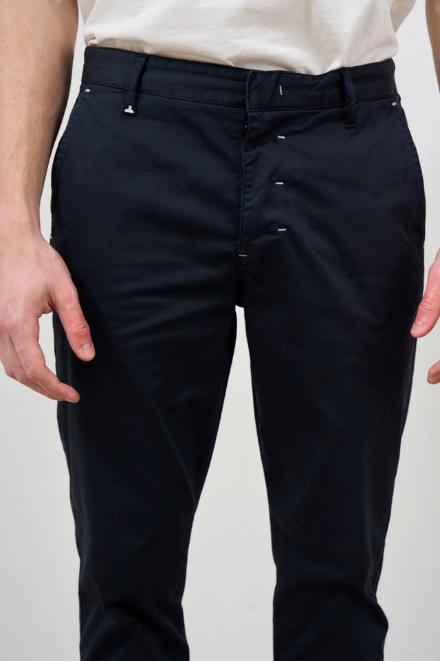 Pantalone uomo cropped con pinces blu