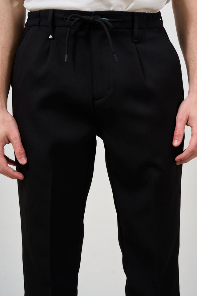 Pantalone uomo nero con pinces e coulisse