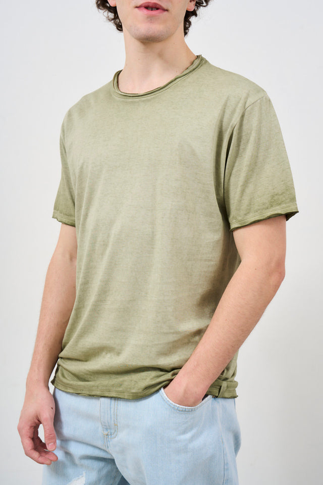 T-shirt uomo verde con orlo a taglio vivo