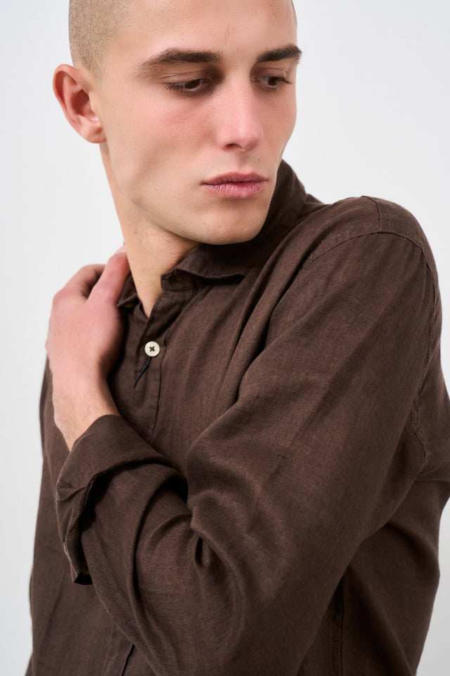 Camicia uomo in lino marrone
