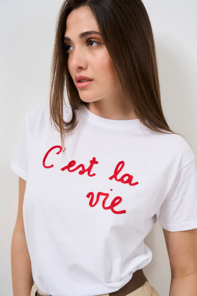 T-shirt donna con ricamo C'est la vie