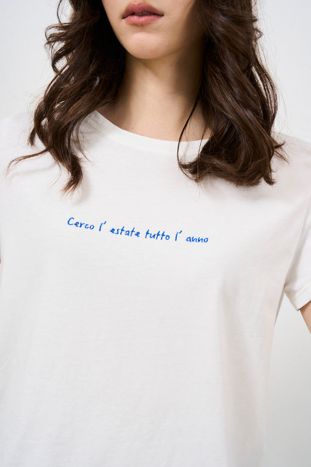 T-shirt con scritta ricamata