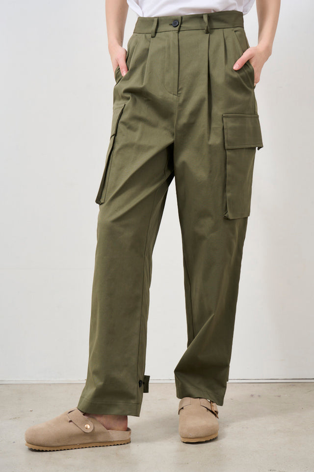 Pantalone donna cargo con cinturini sul fondo verde militare
