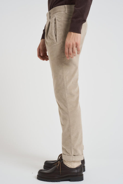 Pantalone uomo con pence in velluto a coste tortora - 2