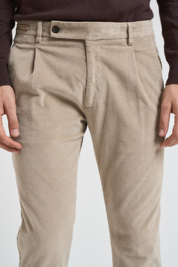 Pantalone uomo con pence in velluto a coste tortora - 5