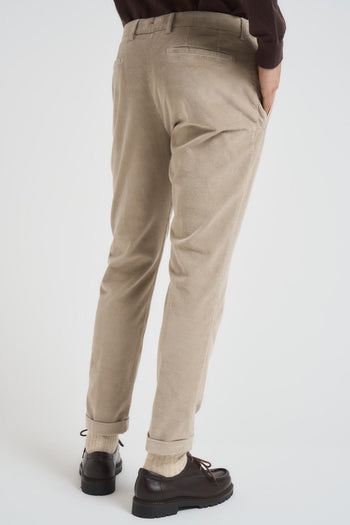 Pantalone uomo con pence in velluto a coste tortora - 4