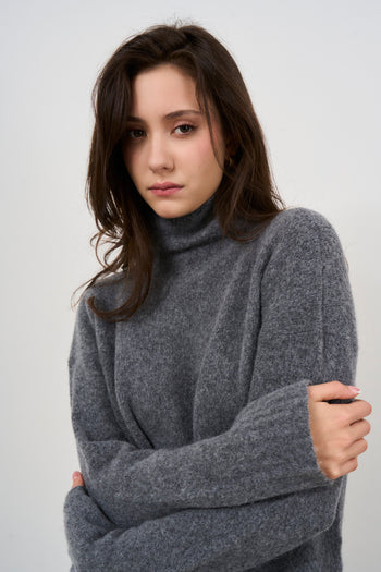 Women's grey turtleneck sweater - 4