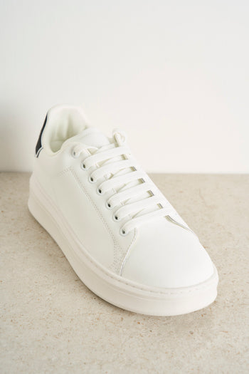 Sneakers in pelle bianca con logo - 4