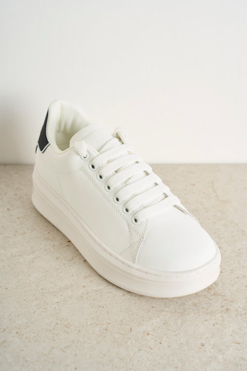 Women's leather sneakers with black detail - 2