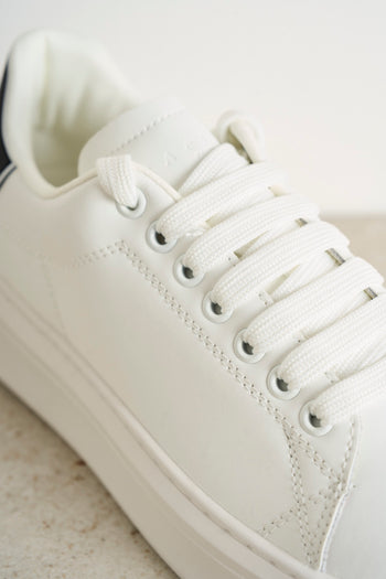 Women's leather sneakers with black detail - 4