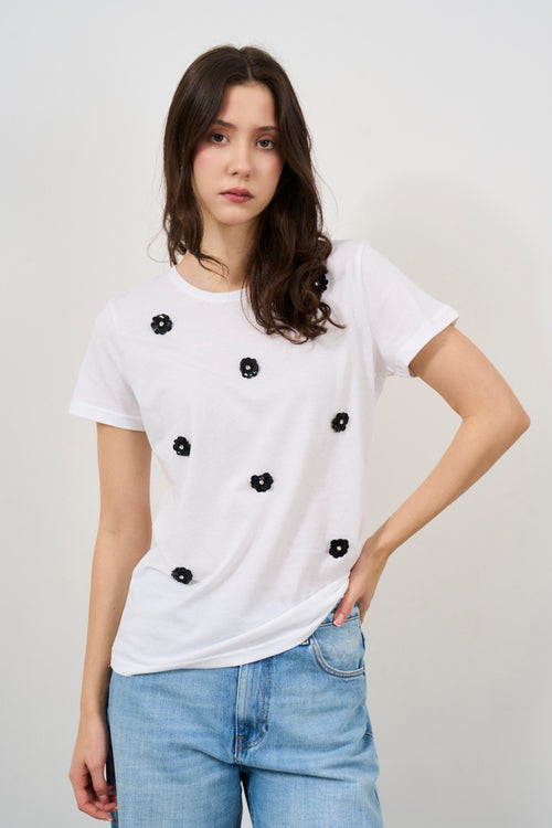 T-shirt donna bianca con applicazioni fiori neri - 1