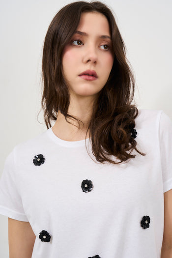 White women's T-shirt with black flower applications - 3