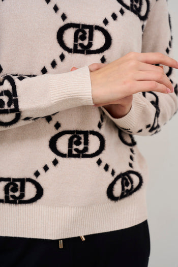 Pink women's sweater with monogram - 3