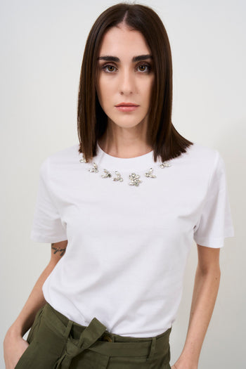 T-shirt donna bianca con dettaglio pietre - 3