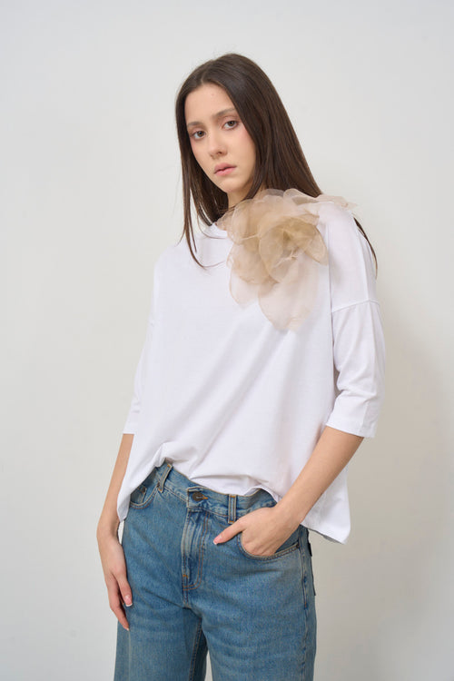 T-shirt donna bianca con spilla beige