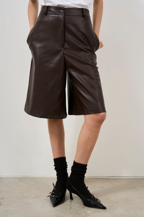 Women's Bermuda shorts in brown eco-leather - 2