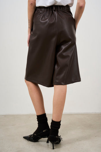 Women's Bermuda shorts in brown eco-leather - 5