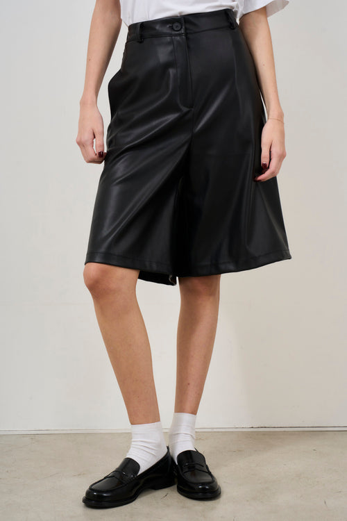 Women's Bermuda shorts in black eco-leather