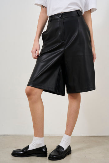 Women's Bermuda shorts in black eco-leather - 3