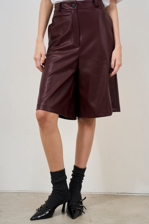 Women's Bermuda shorts in burgundy eco-leather