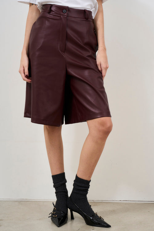 Women's Bermuda shorts in burgundy eco-leather - 2