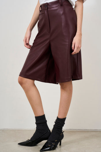 Women's Bermuda shorts in burgundy eco-leather - 3