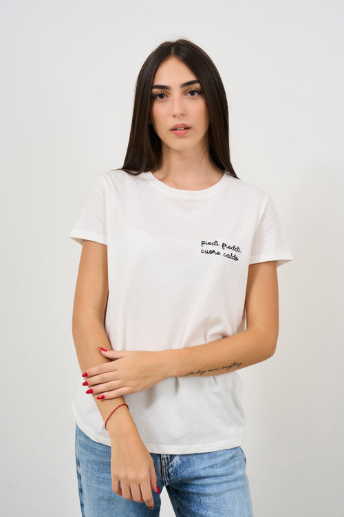 T-shirt donna bianca con ricamo scritta sul fronte