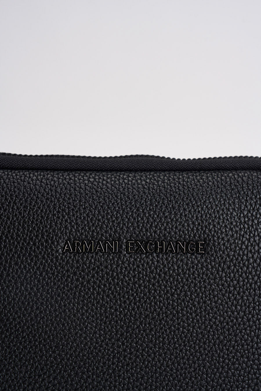 Pochette uomo nera con texture martellata XM003587 AF26663UC001 ARMANI EXCHANGE 