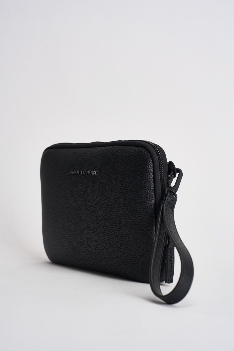 Pochette uomo nera con texture martellata XM003587 AF26663UC001 ARMANI EXCHANGE 
