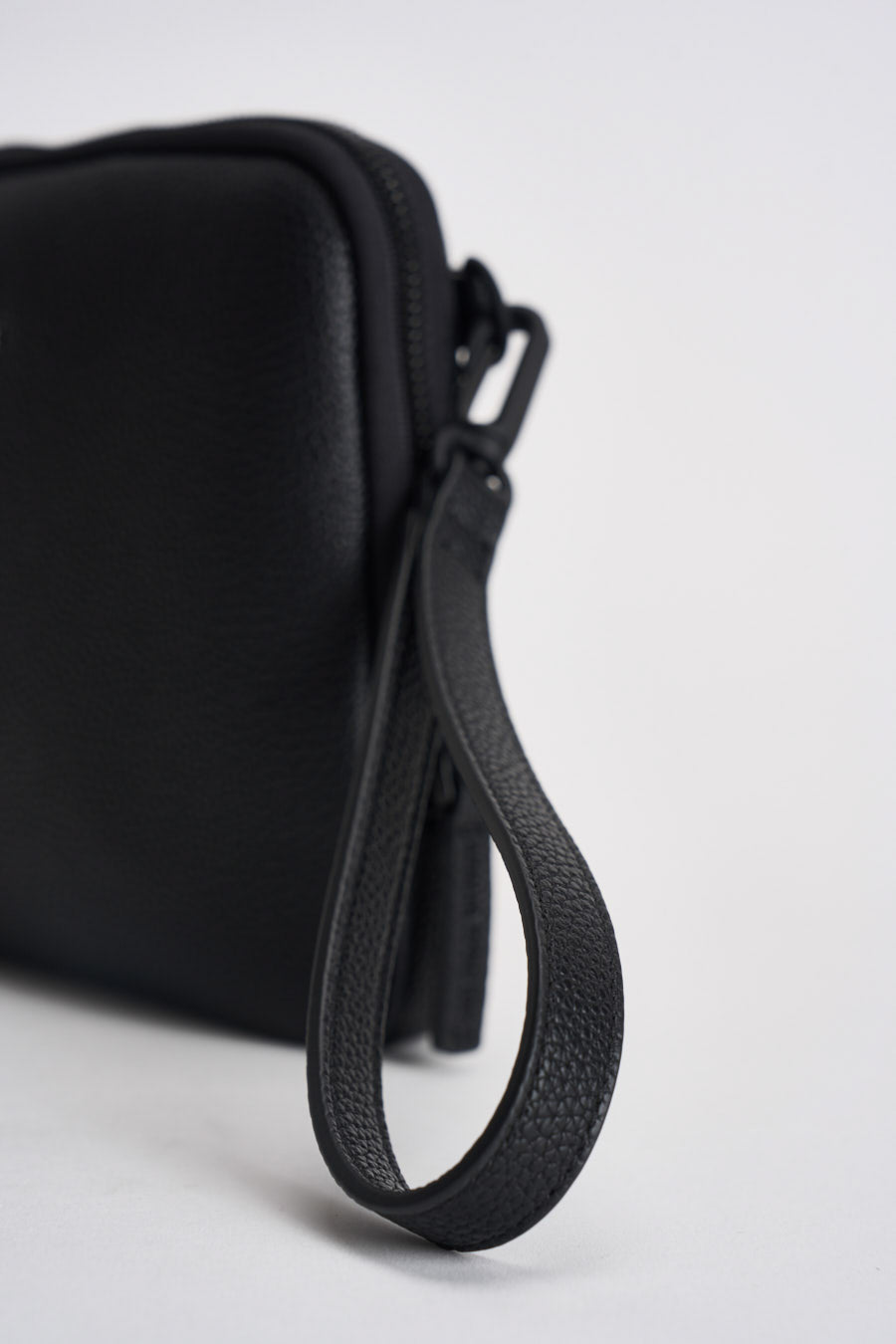 Pochette uomo nera con texture martellata XM003587 AF26663UC001 ARMANI EXCHANGE 