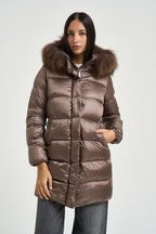Piumino donna midi con cappuccio in pelliccia marrone 786P DLC6148 BOMBOOGIE 