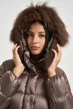 Piumino donna midi con cappuccio in pelliccia marrone 786P DLC6148 BOMBOOGIE 