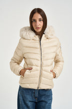 Piumino donna cappuccio in ecopelliccia avorio 22000019E 2YO56 COLMAR 