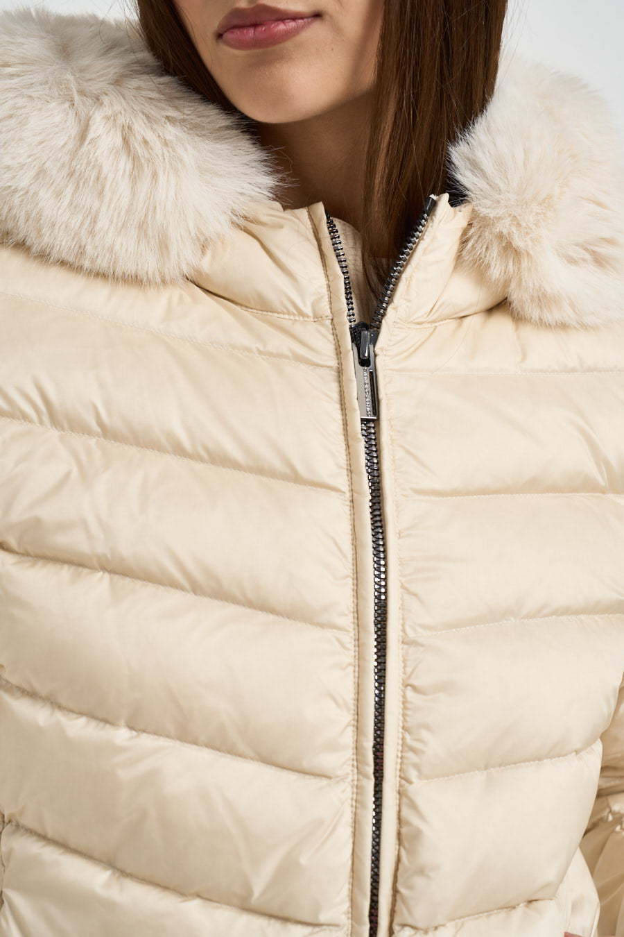 Piumino donna cappuccio in ecopelliccia avorio 22000019E 2YO56 COLMAR 