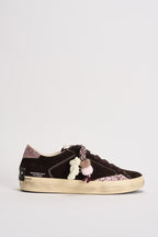 Sneakers donna con dettaglio pendente marrone scuro 23006 60 CRIME LONDON 