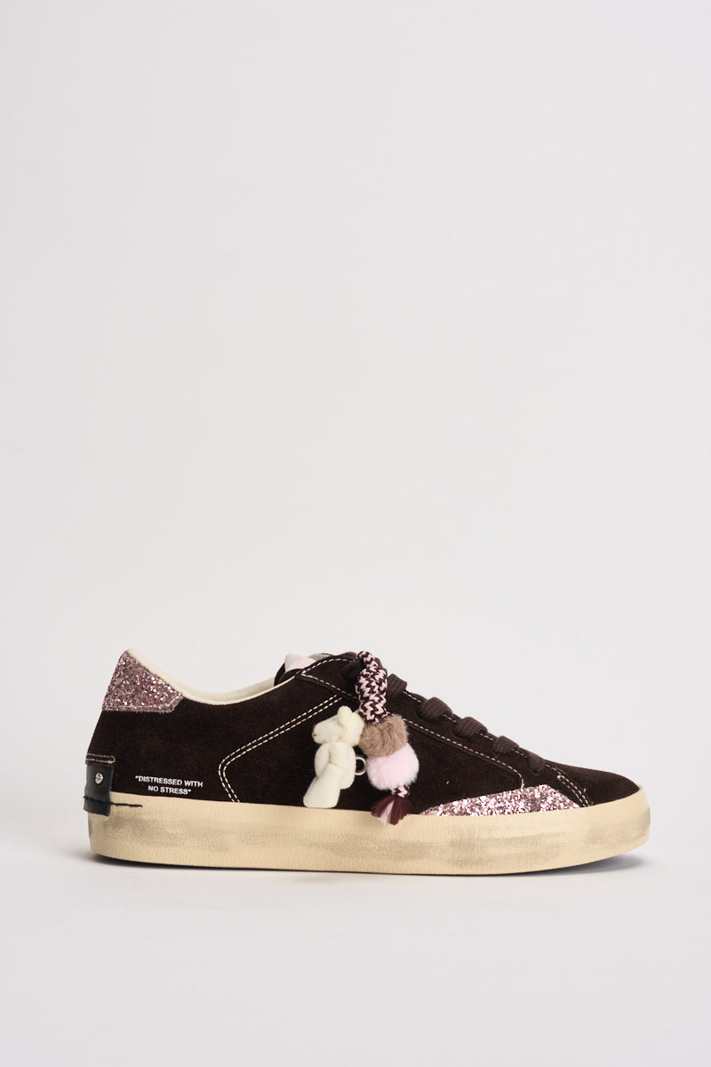 Sneakers donna con dettaglio pendente marrone scuro 23006 60 CRIME LONDON 