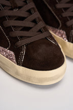 Sneakers donna con dettaglio pendente marrone scuro 23006 60 CRIME LONDON 