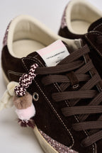 Sneakers donna con dettaglio pendente marrone scuro 23006 60 CRIME LONDON 