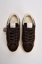Sneakers donna con dettaglio pendente marrone scuro 23006 60 CRIME LONDON 