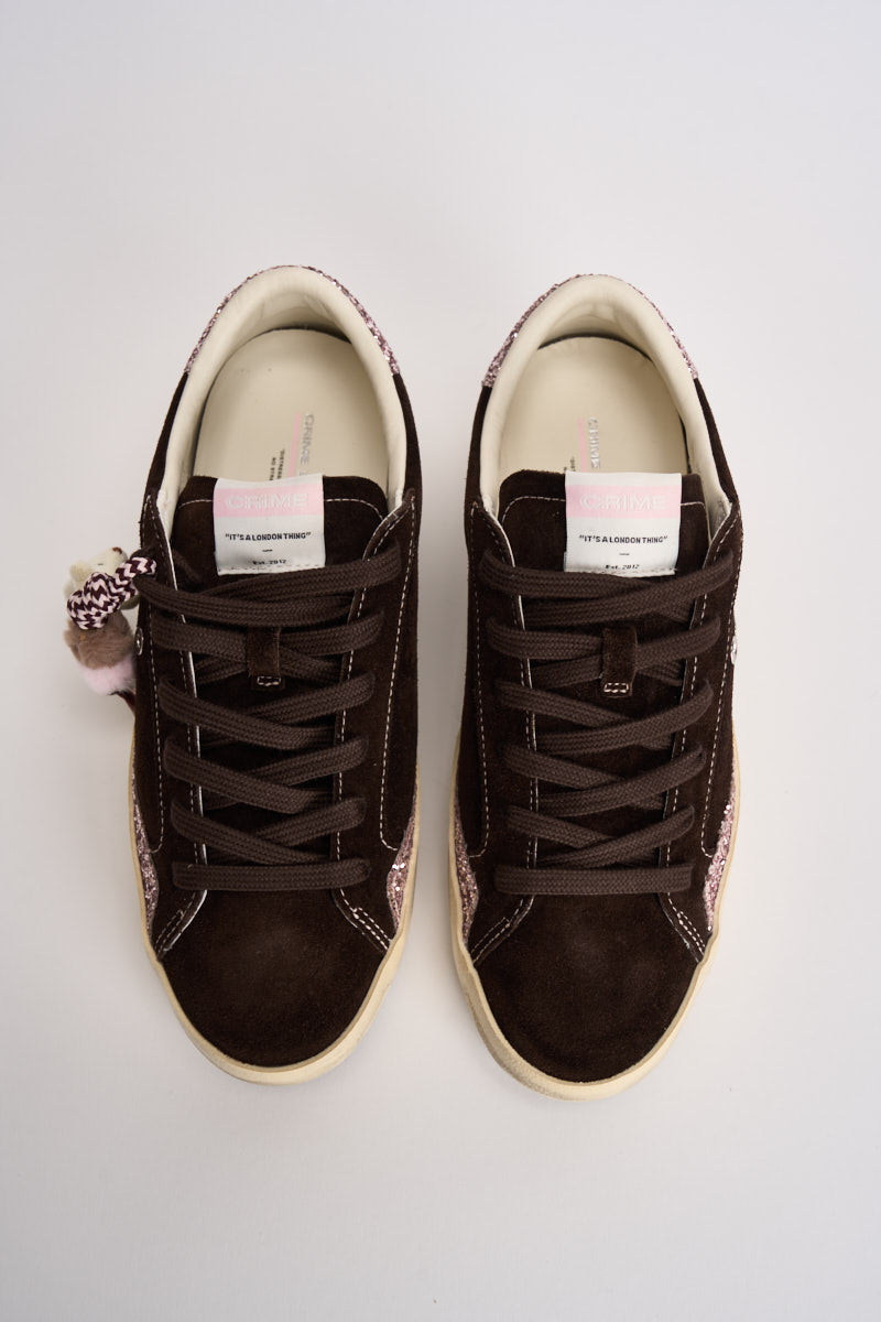 Sneakers donna con dettaglio pendente marrone scuro 23006 60 CRIME LONDON 