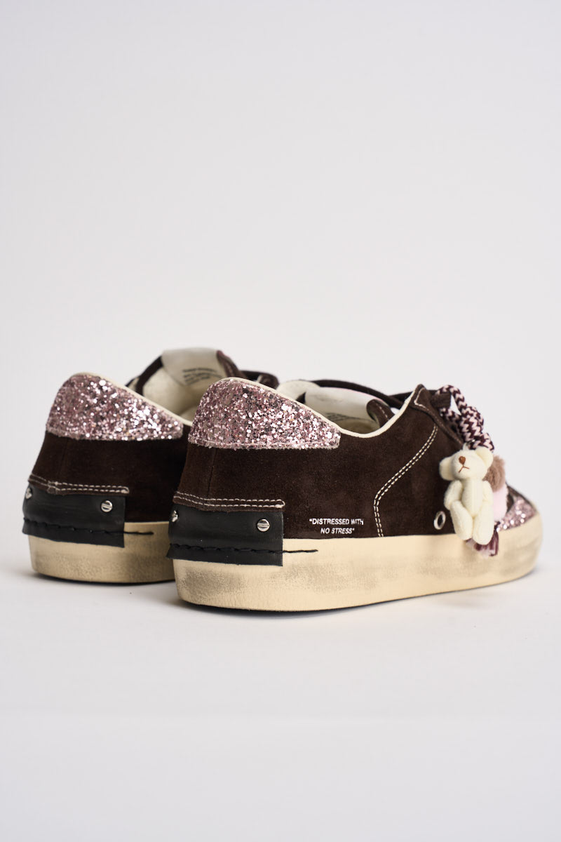 Sneakers donna con dettaglio pendente marrone scuro 23006 60 CRIME LONDON 
