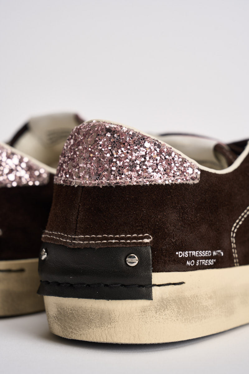 Sneakers donna con dettaglio pendente marrone scuro 23006 60 CRIME LONDON 