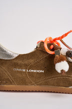Sneakers donna con dettaglio pendente tabacco 23605 60 CRIME LONDON 
