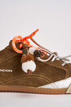 Sneakers donna con dettaglio pendente tabacco 23605 60 CRIME LONDON 