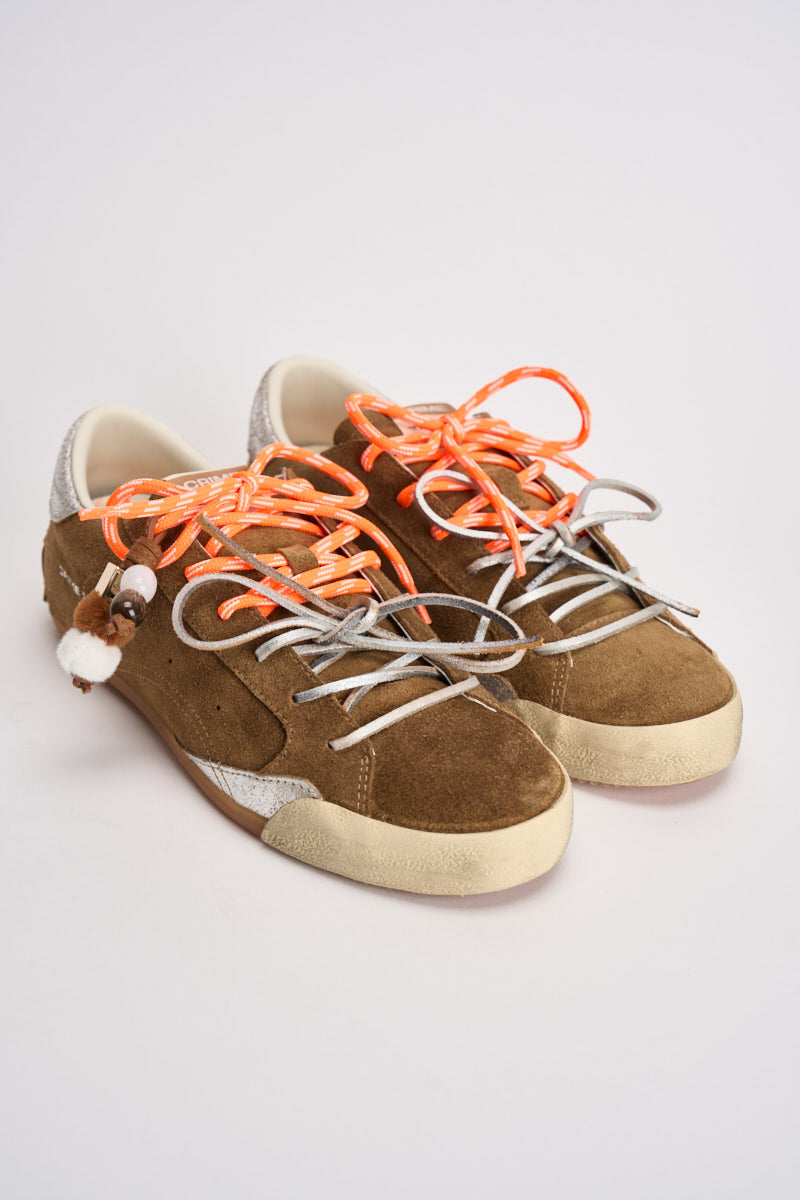 Sneakers donna con dettaglio pendente tabacco 23605 60 CRIME LONDON 