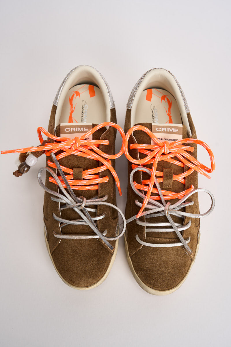 Sneakers donna con dettaglio pendente tabacco 23605 60 CRIME LONDON 