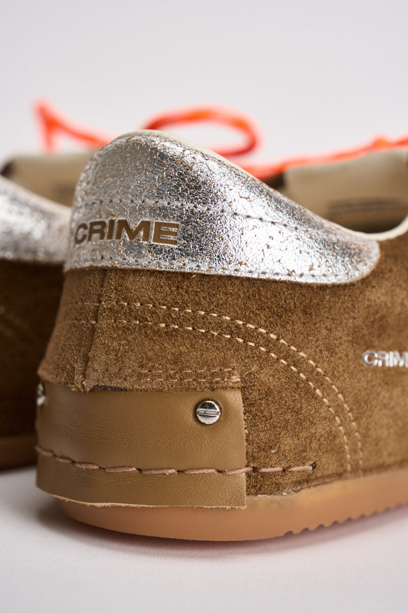 Sneakers donna con dettaglio pendente tabacco 23605 60 CRIME LONDON 