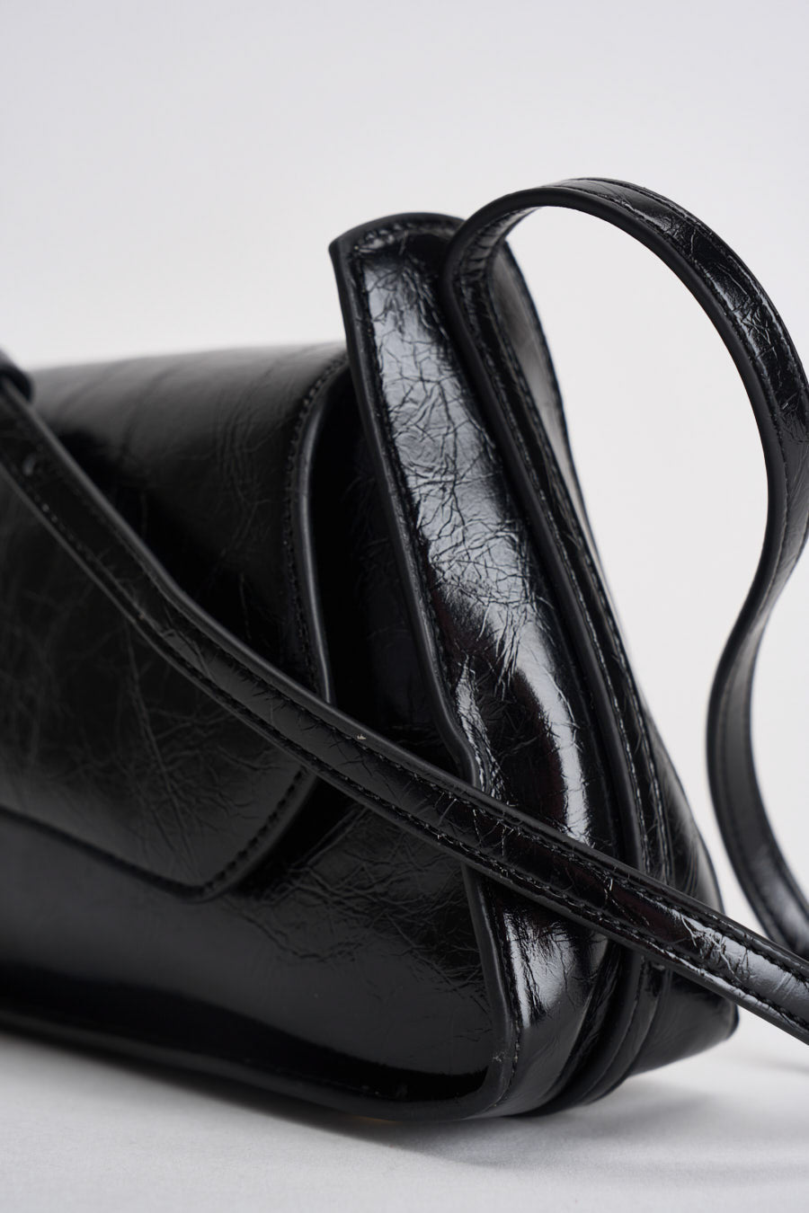 Borsa donna lucida in ecopelle nera HWTC9731190 BLACK GUESS 